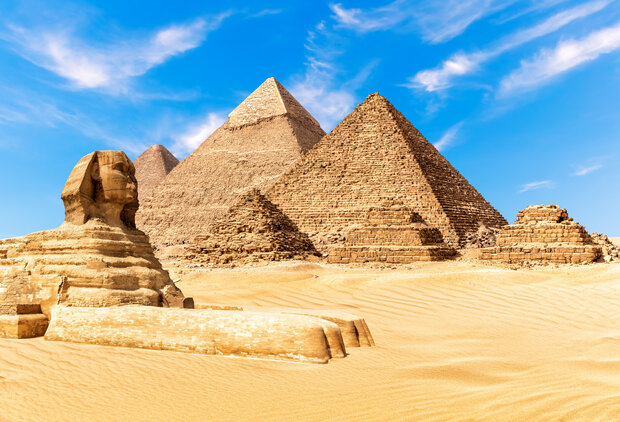 Die Sphinx bei den Pyramiden von Gizeh in der Wüste Ägyptens.
