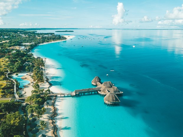 Panoramablick aus der Luft über den tropischen Strand von Sansibar
