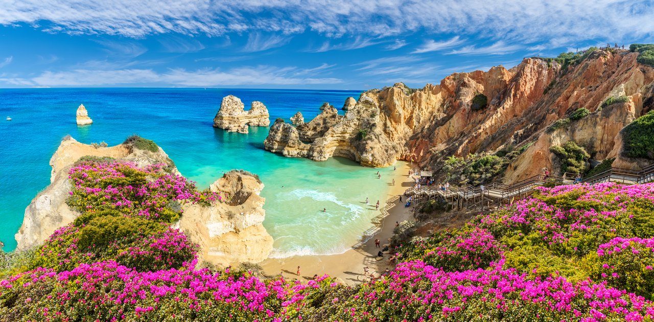 Landschaft mit Praia do Camilo, berühmter Strand an der Algarve, Portugal